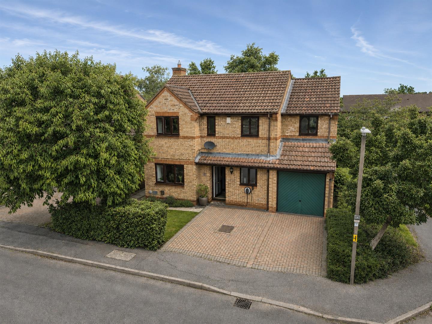 5 bed property in Hindemith Gardens, Old Farm Park Milton Keynes